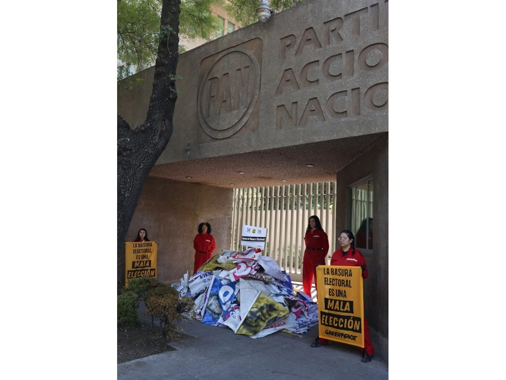 Activistas de Greenpeace llevaron propaganda recogida en calles y puentes de la CDMX a entradas de las principales fuerzas políticas. Advirtieron de la gran contaminación que generan los residuos. Foto Greenpeace