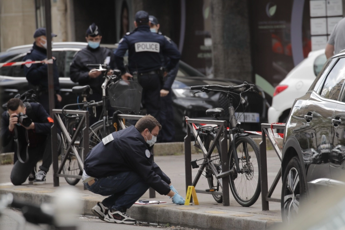 Policías de investigación revisan la escena del tiroteo afuera del hospital Henri Dunant, en París, el 12 de abril de 2021. Foto Ap 