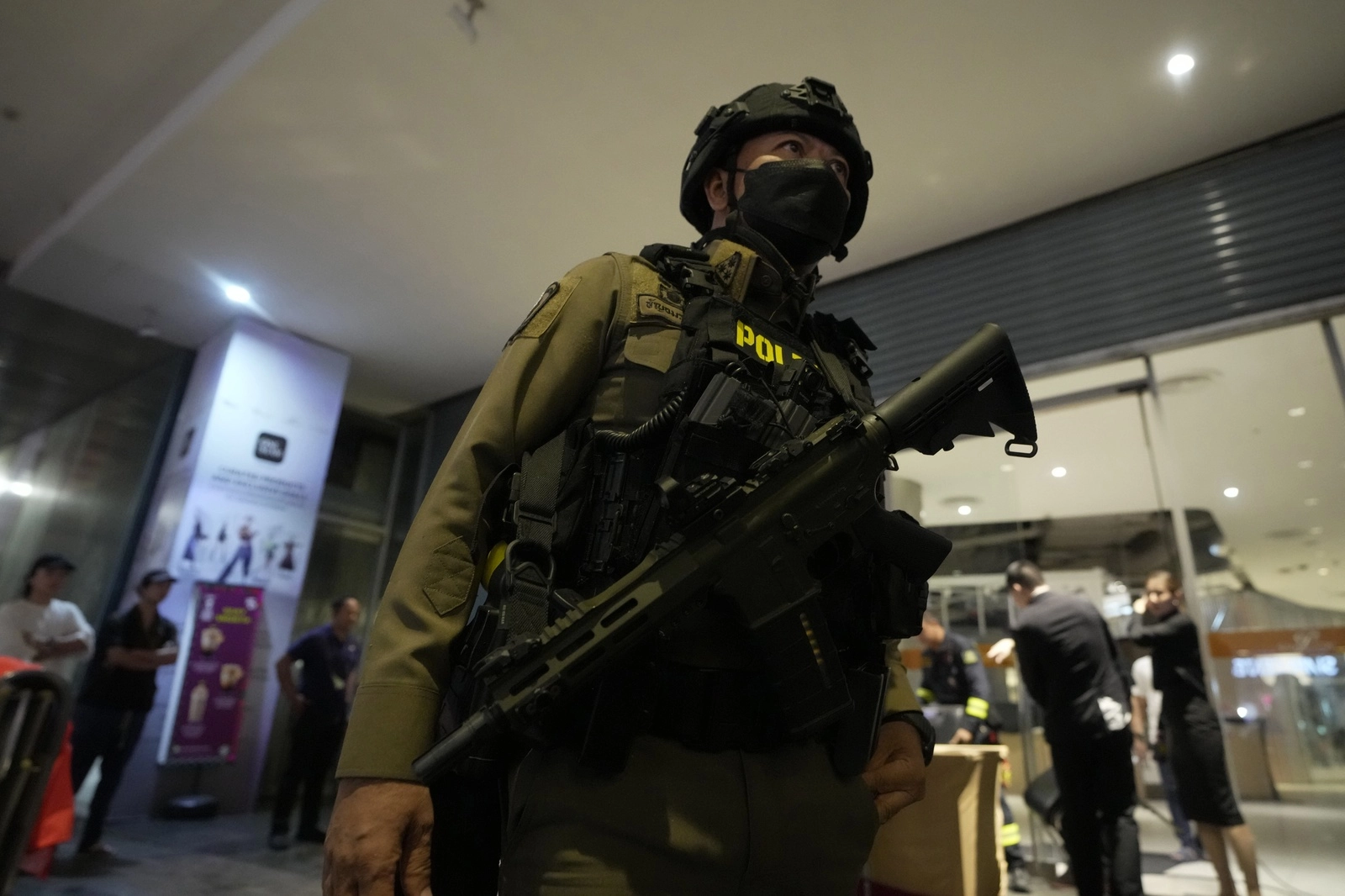 Un tirador abrió fuego en el interior de un conocido centro comercial de la capital de Tailandia, Bangkok, y mató a por lo menos dos personas antes de ser detenido, el 3 de octubre de 2023. Foto Ap