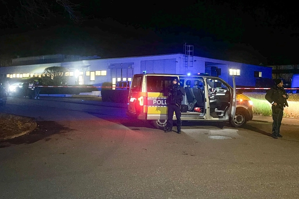 La policía desplegó un helicóptero para buscar al tirador,
quien presuntamente entró a la empresa alrededor de las 17:45 hora local portando una
máscara y luego empezó a disparar en el lugar. Foto Afp
