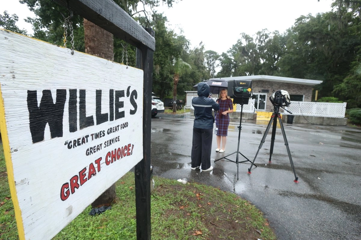 Un reportero trabaja afuera de Willie's Bar and Grill en St Helena Island, Carolina del Sur, después de que ocurrió un tiroteo la madrugada del 12 de octubre de 2025.