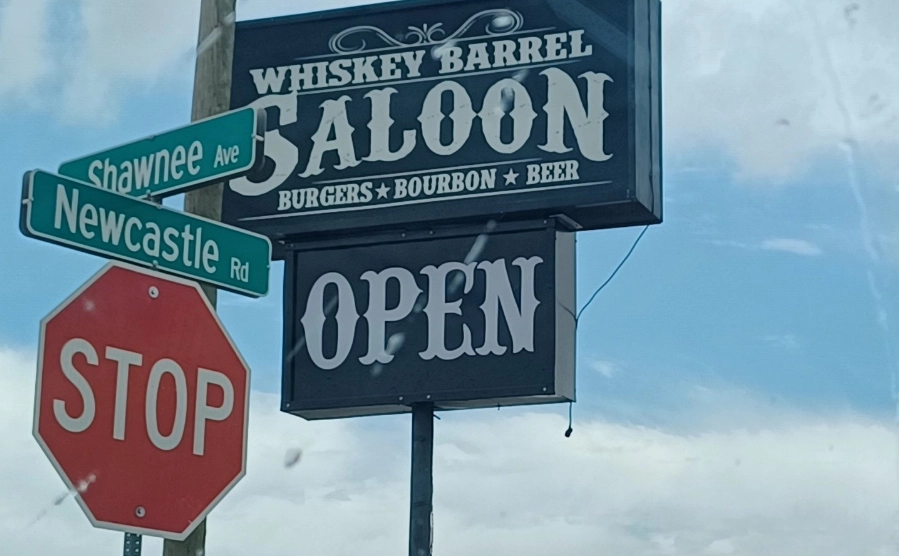 El tiroteo se registró en el Whiskey Barrel Saloon el sábado en la ciudad de Oklahoma. Foto Twitter @OKCNightCourt
