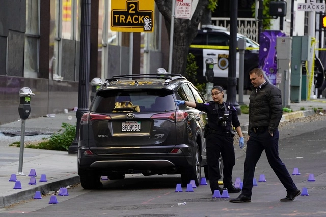 Investigadores buscan evidencia en el sitio del tiroteo de anoche en Sacramento, California. Foto Ap