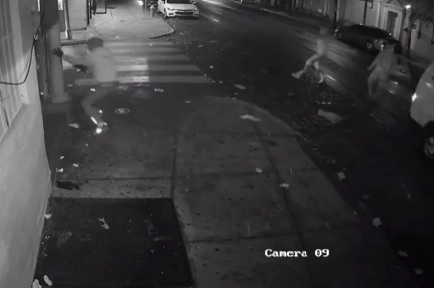 Al menos dos hombres dispararon en el vecindario Germantown, en la ciudad de Filadelfia. Captura de imagen del video publicado en la cuenta de Twitter @PhillyPolice