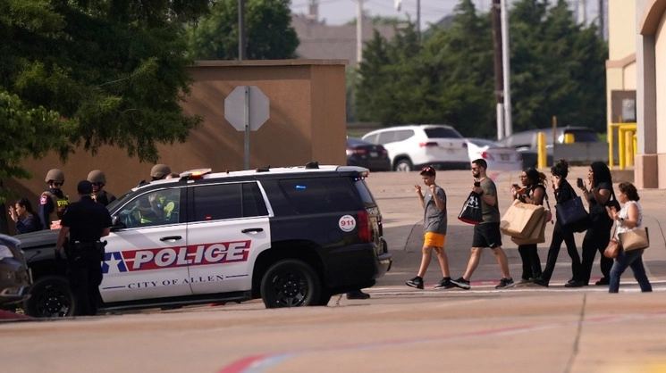 La policía respondió a un tiroteo en un centro comercial suburbano en Allen, Texas. Foto Ap.