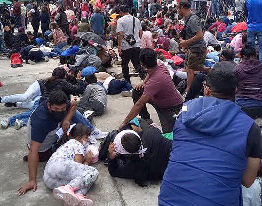 Elementos del Ejército resguardan las afueras del centro de salud Francisco I. Madero, en la capital de Puebla, donde ayer un ex convicto fue atacado con arma de fuego cuando acompañaba a su hijo para recibir la vacuna anticovid. Foto cortesía Es Imagen
