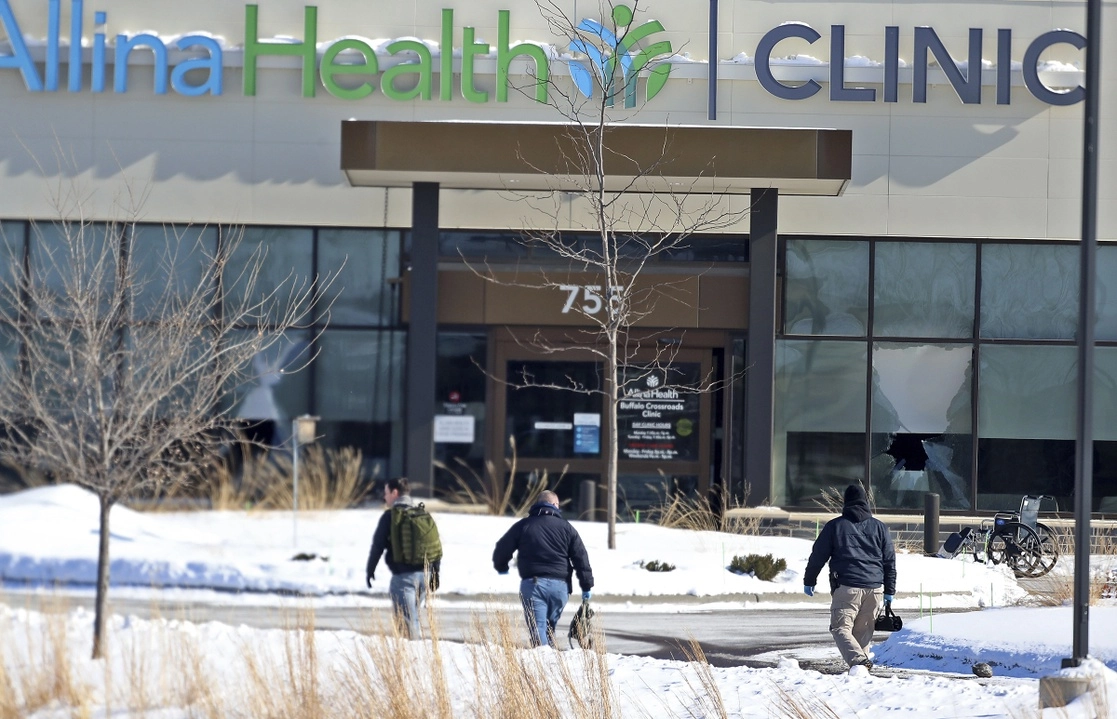 El personal de las fuerzas del orden camina hacia la clínica de Allina Health el martes 9 de febrero de 2021 en Buffalo, Minnesota. Foto Ap