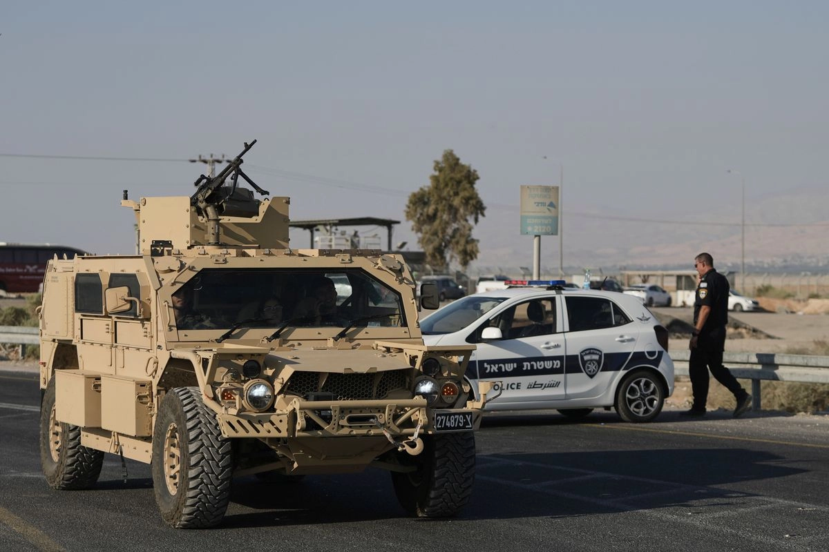 Policías y soldados israelíes montan guardia cerca del lugar donde se produjo un tiroteo donde dos personas murieron, en el cruce del puente Allenby entre Cisjordania y Jordania, el 18 de septiembre de 2025. Foto
