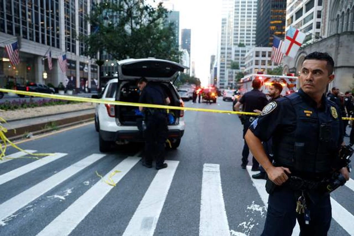 Dos personas habrían sido baleadas por un agresor solitario que ingresó armado a un edificio de oficinas en Manhatan, Nueva York. Foto 