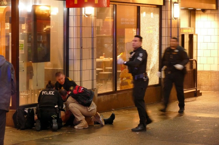 Policías atienden a uno de los heridos. Foto Ap