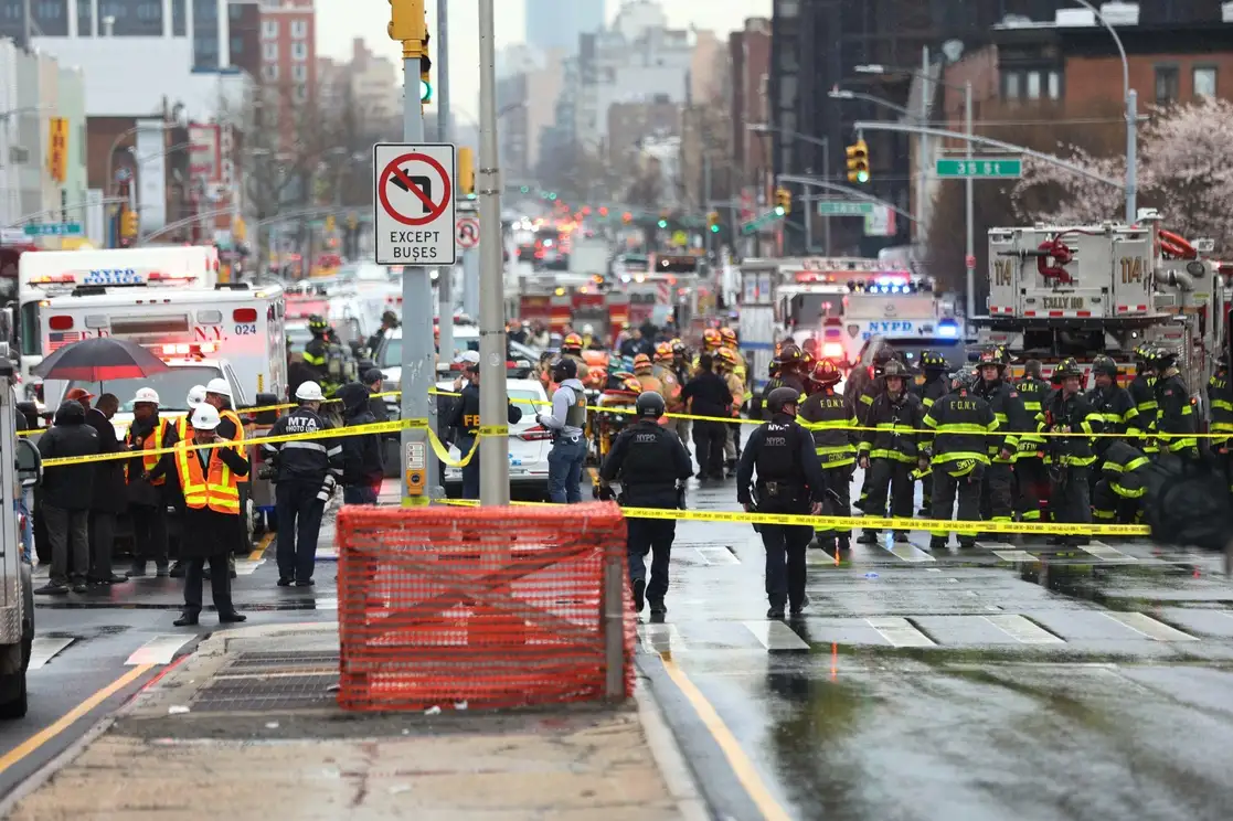 Policías se reúnen cerca de la entrada de una estación de metro en el distrito de Brooklyn de Nueva York, tras un tiroteo que dejó al menos 13 heridos, el 12 de abril de 2022. Foto Ap