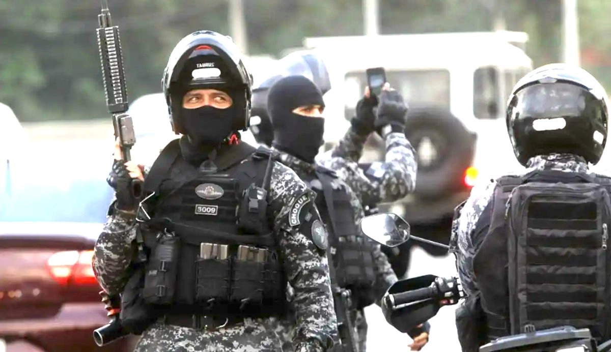Policías en Brasil durante un operativo de seguridad. 