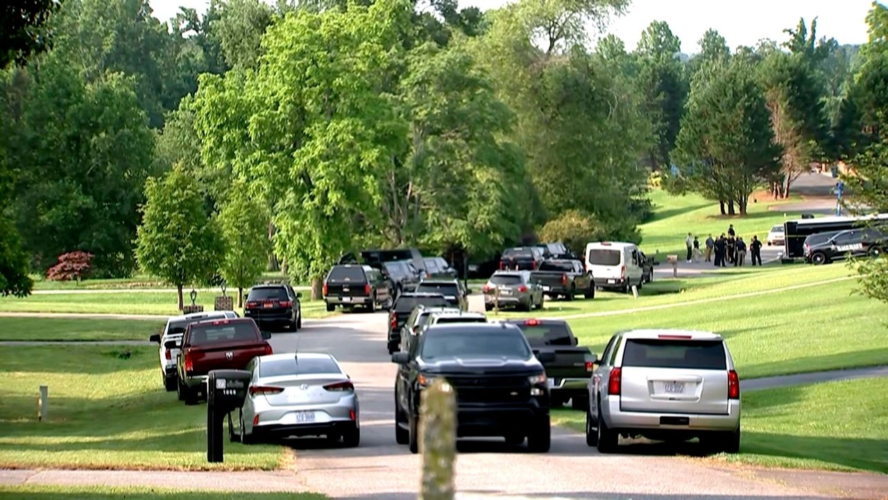 Vehículos policiales se reúnen afuera de una comunidad después de un tiroteo masivo, el 1° de junio de 2025, en Hickory, una ciudad en el condado de Catawba, Carolina del Norte. Foto  