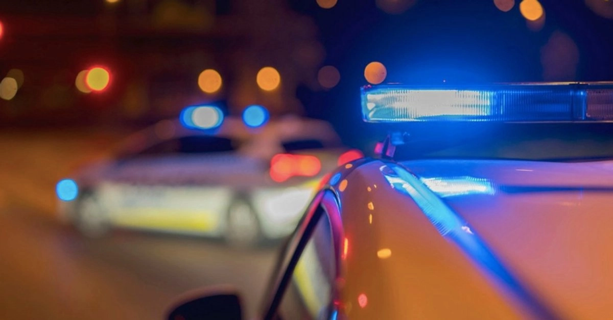 La policía del condado Jasper informó en un comunicado que se busca a un hombre de 18 años para ser interrogado en relación con el tiroteo. 