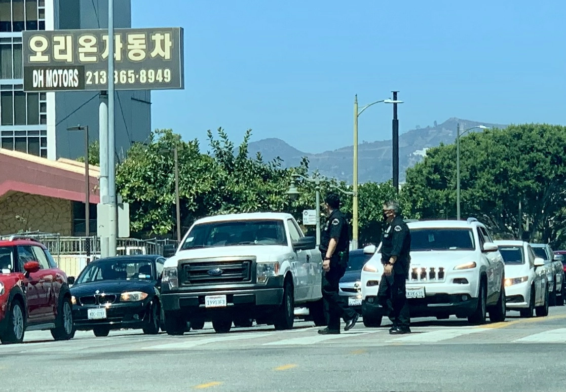 El Departamento de Policía Escolar de Los Ángeles respondió a los reportes de disparos cerca de la secundaria Santee. Foto Tomada del Twitter @LAPDHQ/Archivo