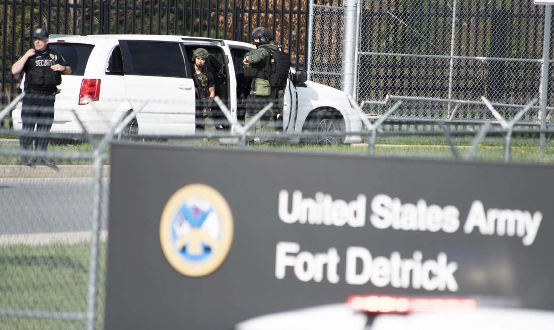 Un médico naval hirió a tiros a dos personas en un parque empresarial en Maryland y luego huyó a una base militar cercana donde lo abatieron fatalmente, el 6 de abril de 2021. Foto Ap 