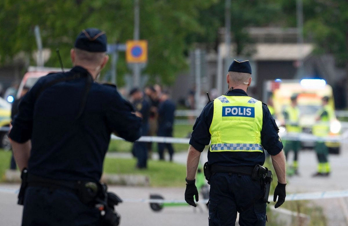 Policías frente a una mezquita en Orebro, tras un tiroteo que dejó un muerto y un herido en el sur de Suecia, el 15 de agosto de 2025. 