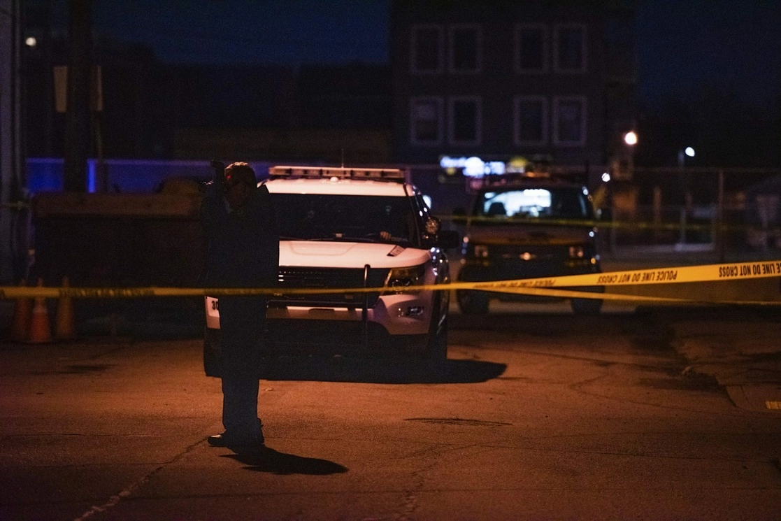 Varios heridos sufrieron fracturas al saltar de las ventanas para escapar de los disparos en una fiesta en Pittsburgh. Foto Ap