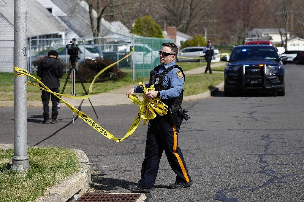 Un oficial de policía retira la cinta de la escena del crimen después de que se reportara un tiroteo en Levittown, Pensilvania, el sábado 16 de marzo de 2024. Foto Ap
