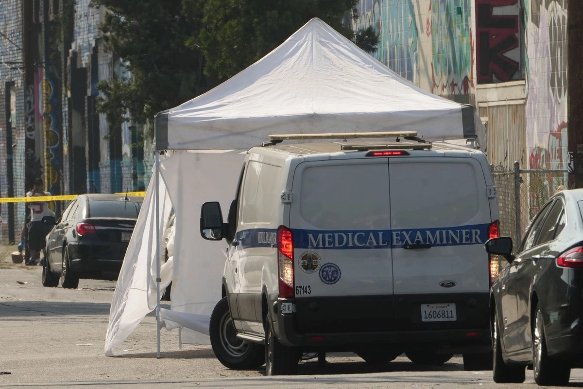 Médicos forenses retiran los cuerpos de las víctimas después de un tiroteo masivo durante una fiesta posterior a un festival de música en el centro de Los Ángeles, el 4 de agosto de 2025.