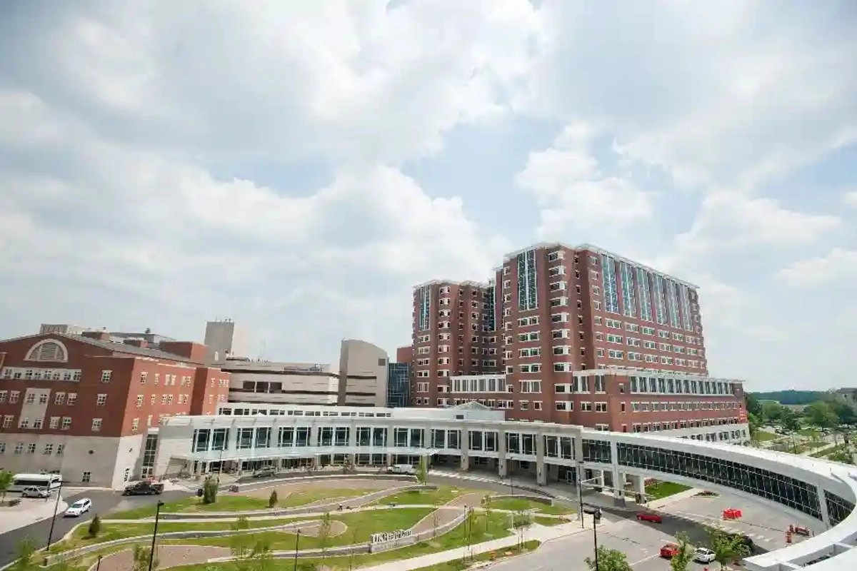 El gobernador de Kentucky, Andy Beshear, confirmó a través de la red social X que el incidente ocurrió en el campus universitario de Fráncfort, donde “hay algunos heridos” y un sospechoso fue puesto bajo custodia.