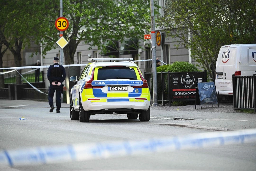 Agentes de policía acordonan la escena después de que varias personas murieran en un tiroteo en la plaza Vaksala, en el centro de Uppsala, Suecia, el 29 de abril de 2025.