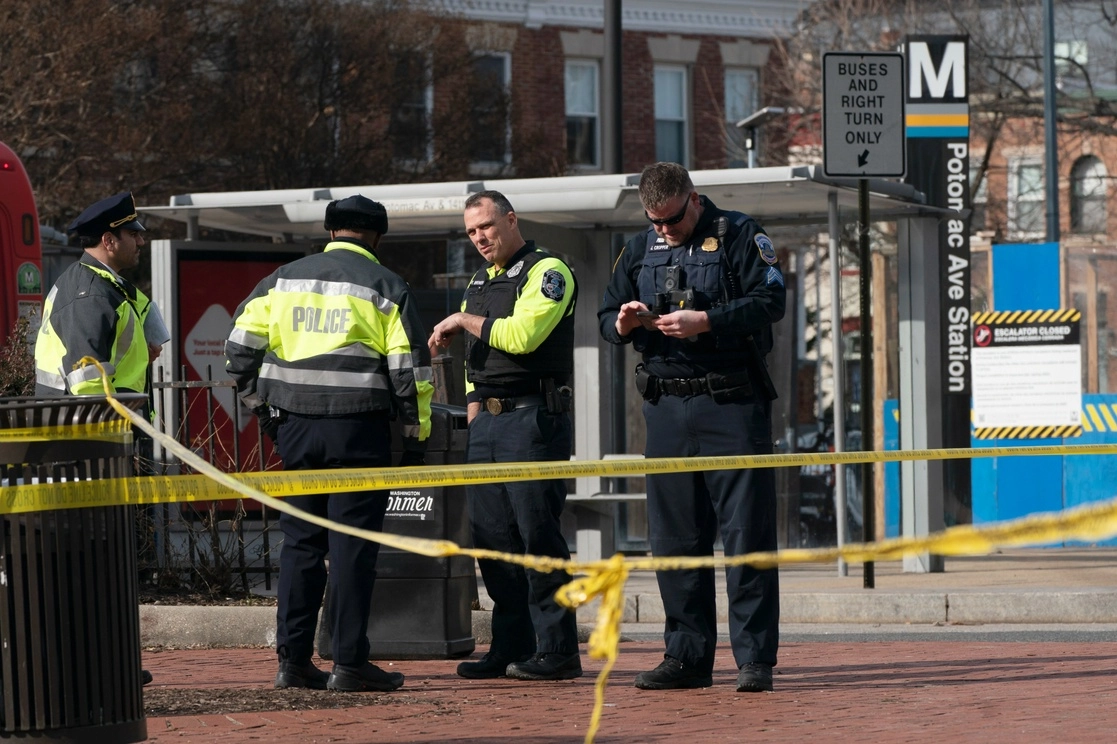 Policías revisan el sitio del tiroteo en la estación del Metro Potomac, en Washington, el 1 de febrero de 2023. Foto Ap