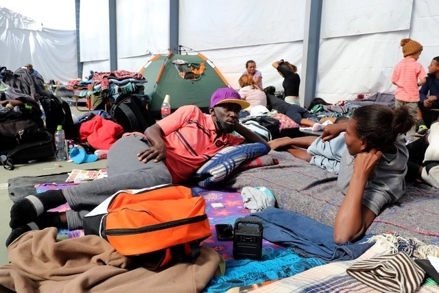 Migrantes acampan frente a las oficinas de la Comisión de Población de Chihuahua. Foto Roberto García / Archivo