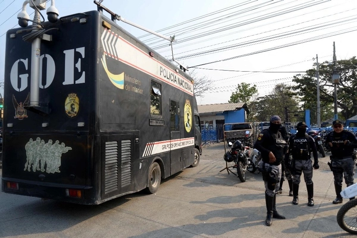 Cuerpos de élite de la policía ecuatoriana entraron a la cárcel de Mechala para retomar el control tras el enfrentamiento entre reclusos. Foto 