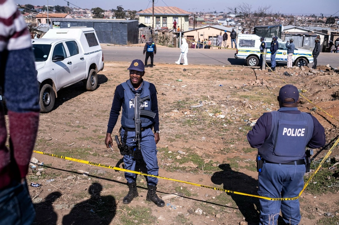 Policías resguardan un bar en Soweto, Sudáfrica, donde 15 personas fueron asesinadas por sujetos armados, el 10 de julio de 2022. Foto Afp 