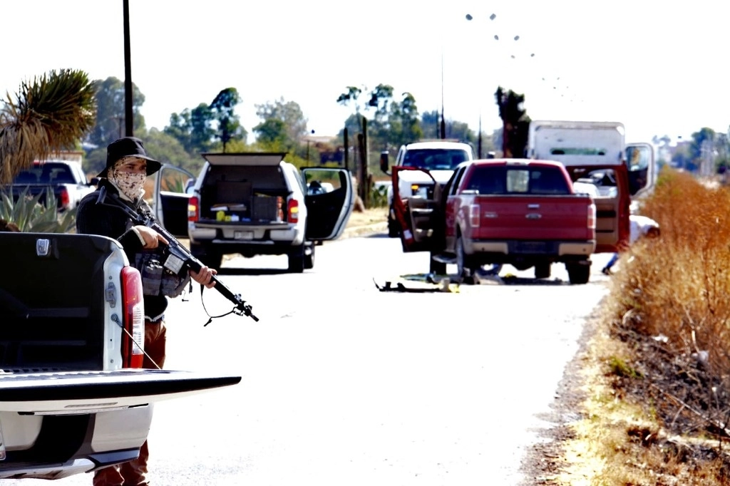 Elementos de la Guardia Nacional y de la Policía Estatal Preventiva desplegaron un operativo ayer en los accesos carreteros del municipio Luis Moya, Zacatecas, tras un enfrentamiento entre grupos criminales. Foto Alfredo Valadez 