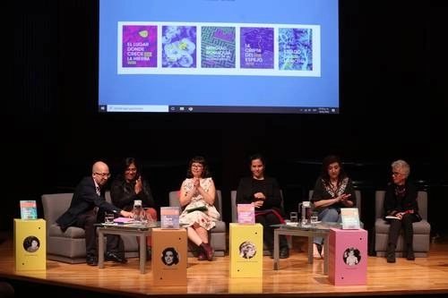 Jorge Volpi, Socorro Venegas, Ave Barrera, Úrsula Pruneda, Karina Gidi y Tita Valencia, el martes, en la sala Carlos Chávez del Centro Cultural Universitario, donde presentaron la iniciativa editorial Vindictas. Foto José Antonio López