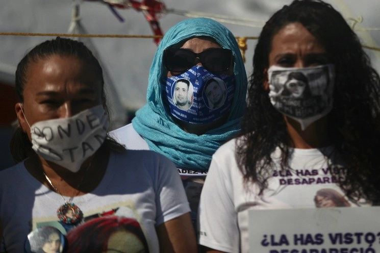 Familiares y colectivos de personas desaparecidas mantienen su protesta frente a Palacio Nacional, y exigen la renuncia de Mara Gómez, a la CEAV. Foto Yazmín Ortega Cortés