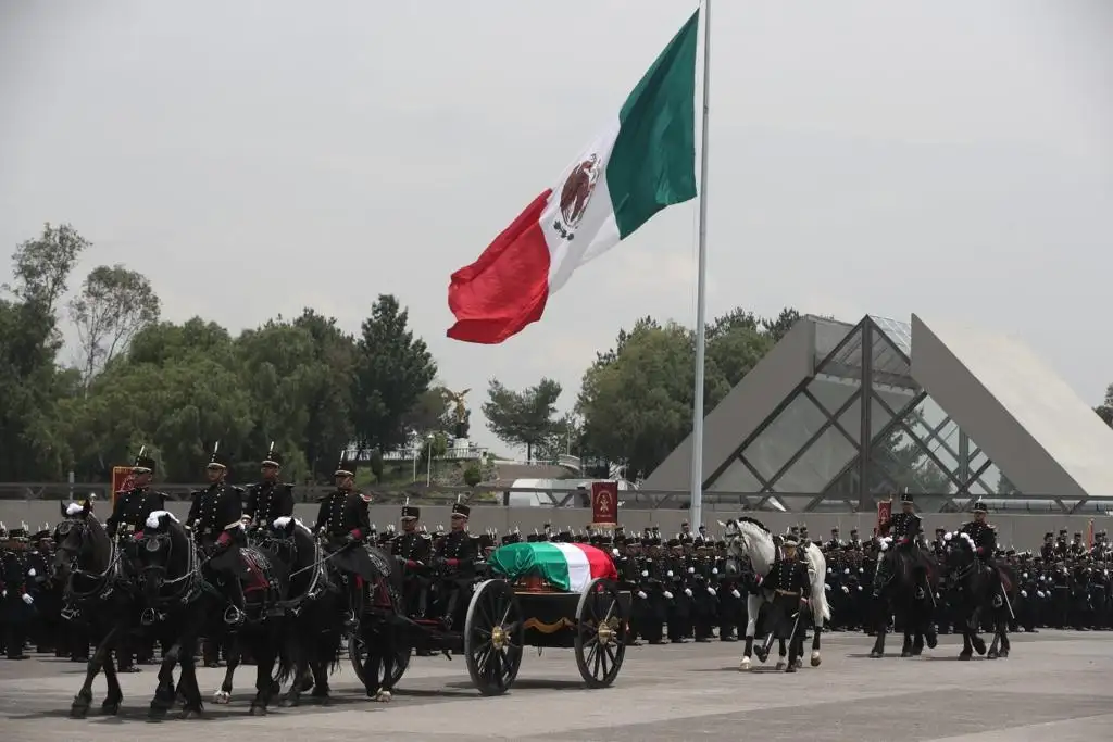 Cadetes militares realizan honores fúnebres al ex secretario de la Defensa Nacional, Gerardo Clemente Vega García, el Heroico Colegio Militar, en la Ciudad de México, el 23 de junio de 2022. Foto José Antonio López