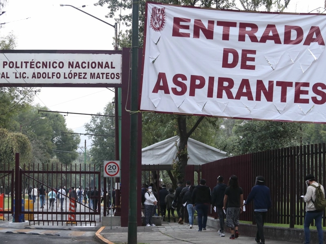 Aspirantes al Instituto Politécnico Nacional ingresan a la Unidad Zacatenco para realizar su examen de admisión, el 28 de agosto de 2020. Foto Yazmín Ortega Cortés / Archivo
