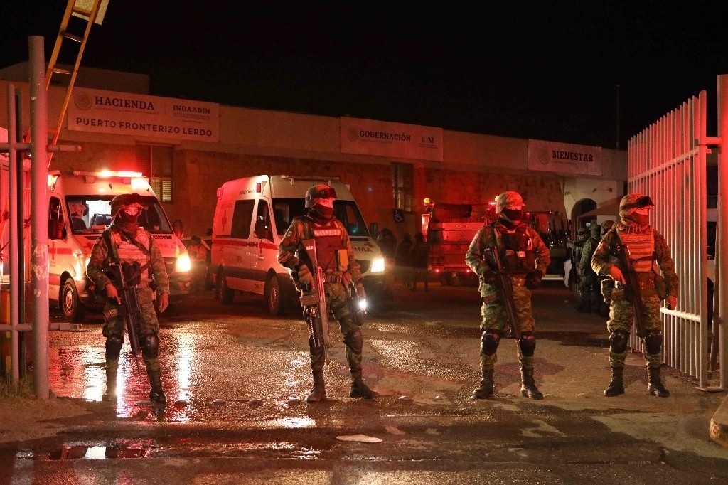 Policías resguardan las instalaciones de las instalaciones del Instituto Nacional de Migración en Ciudad Juárez tras el incendio. Foto Afp /Archivo