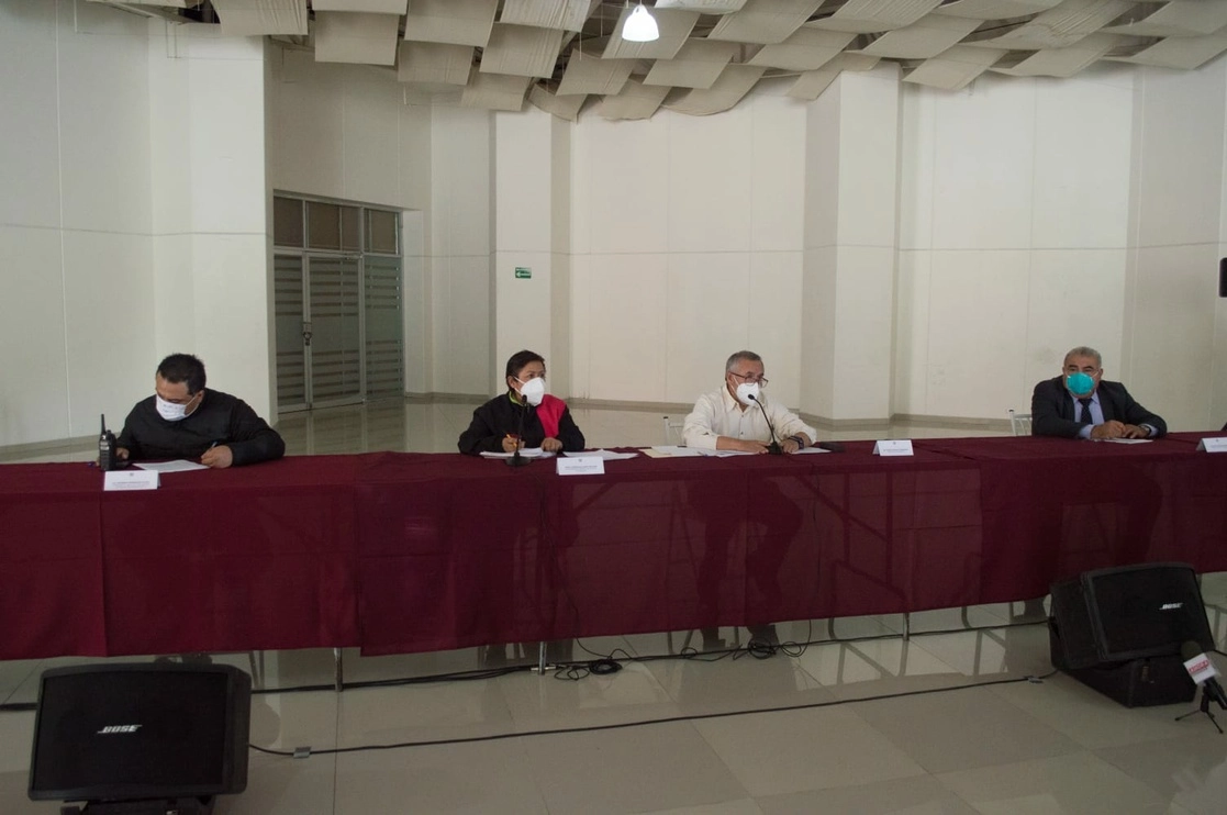Sergio González Hernández (centro), titular de la Segob del estado, en conferencia de prensa. Foto 'La Jornada' 