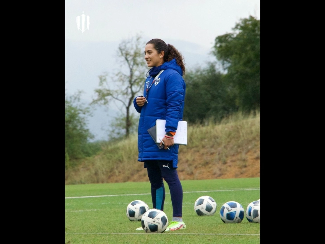 Espejo ya es histórica al convertirse en la primera directora técnica en conseguir el campeonato de la Liga Mx Femenil. Foto tomada del Twitter de @Rayadas