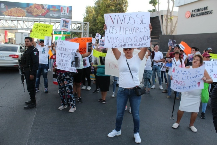Familiares de personas desaparecidas se manifiestan en la salida a Colima, en el municipio de Tlajomulco, el pasado 27 de abril. Foto: Arturo Campos Cedillo. 