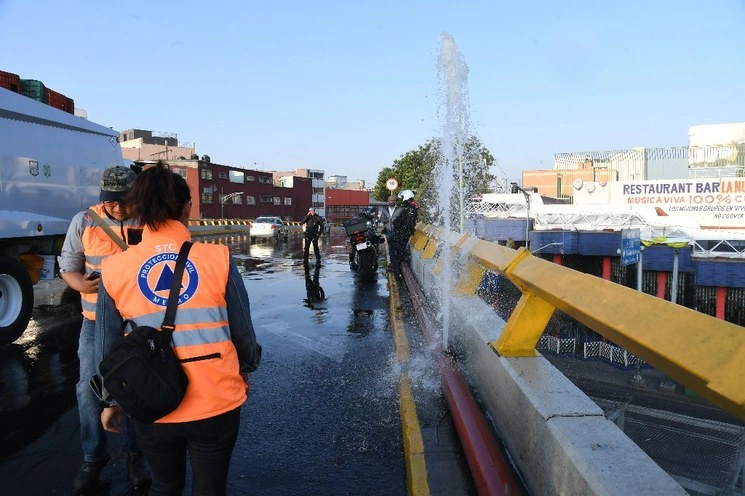 Personal de proteccion civil de la alcaldia Cuauhtémoc reparó una fuga de agua para riego en un tubo externo en un puente sobre el Eje 3 y Tlalpan, el pasado 30 de marzo del 2020. Foto Alfredo Domínguez