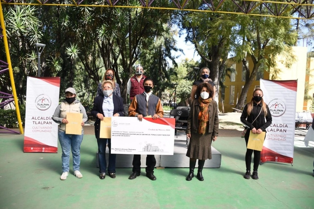 La alcaldesa de Tlalpan, Patricia Aceves Pastrana durante la entrega de apoyos en San Miguel Topilejo.
