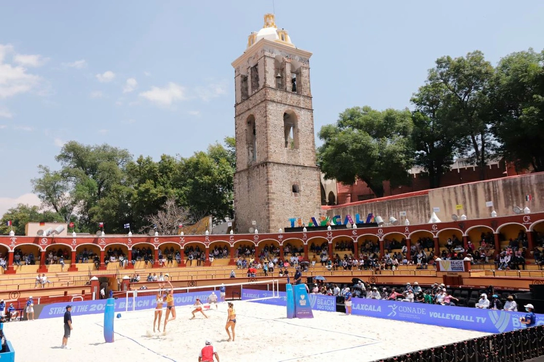 Jugadores de 34 países, muchos de ellos medallistas olímpicos y mundiales, competirán en el Volleyball World Beach Pro Tour, torneo que abre el camino clasificatorio para los Juegos Olímpicos de París 2024. La plaza de toros Jorge 'El Ranchero Aguilar' (imagen), así como la explanada del Museo de Arte, fueron ayer escenario de partidos eliminatorios. Foto cortesía del Gobierno de Tlaxcala