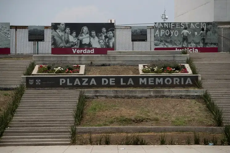 La plaza, localizada en los límites del Centro Histórico capitalino, ha sido remodelada. Pero aún existen los sótanos en los que operaron durante tres décadas el Servicio Secreto, la Dirección General de Policía y Tránsito y la División de Investigación para la Prevención de la Delincuencia. Foto Alfredo Domínguez