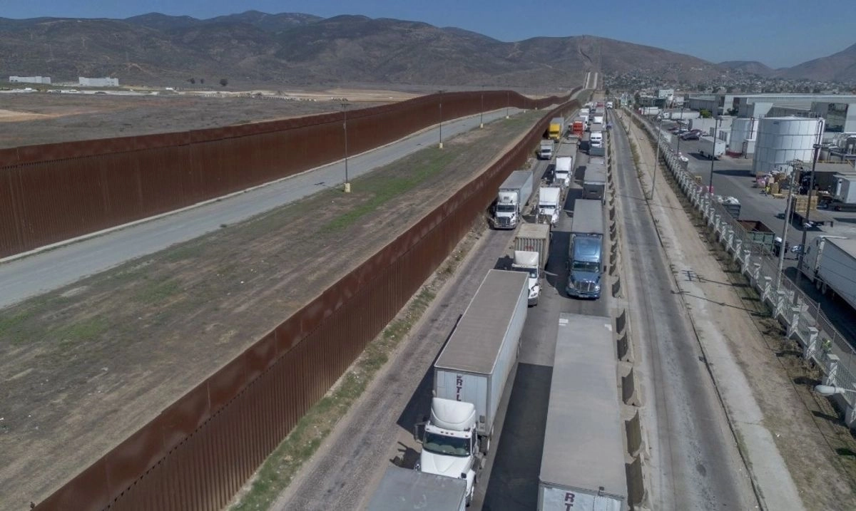 La presidenta Claudia Sheinbaum afirmó que “la mayoría de las empresas que exportan de México a Estados Unidos son empresas de capital estadunidense” y muchas de ellas “están en México desde mucho antes del primer tratado comercial”. Imagen de la garita de Otay. Foto 