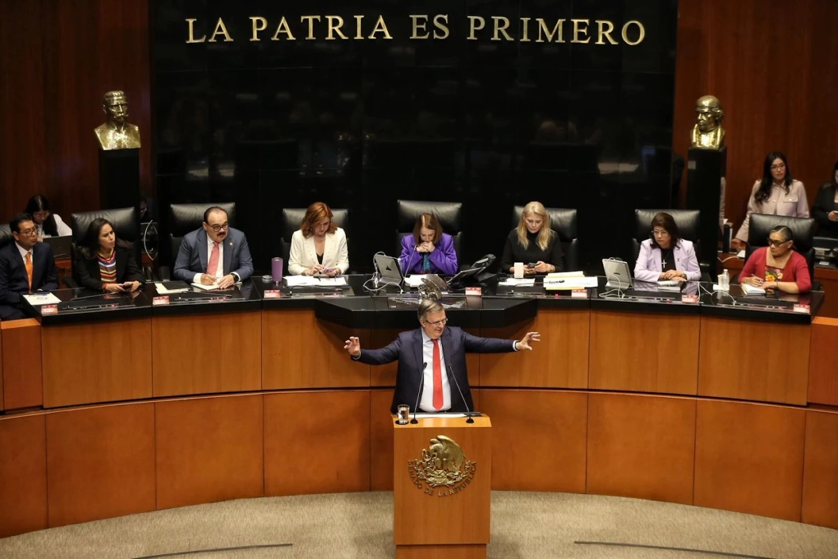 El secretario de Economía, Marcelo Ebrard, comparece en sesión ordinaria ante el Senado de la República en la Ciudad de México, el 15 de octubre de 2025. 