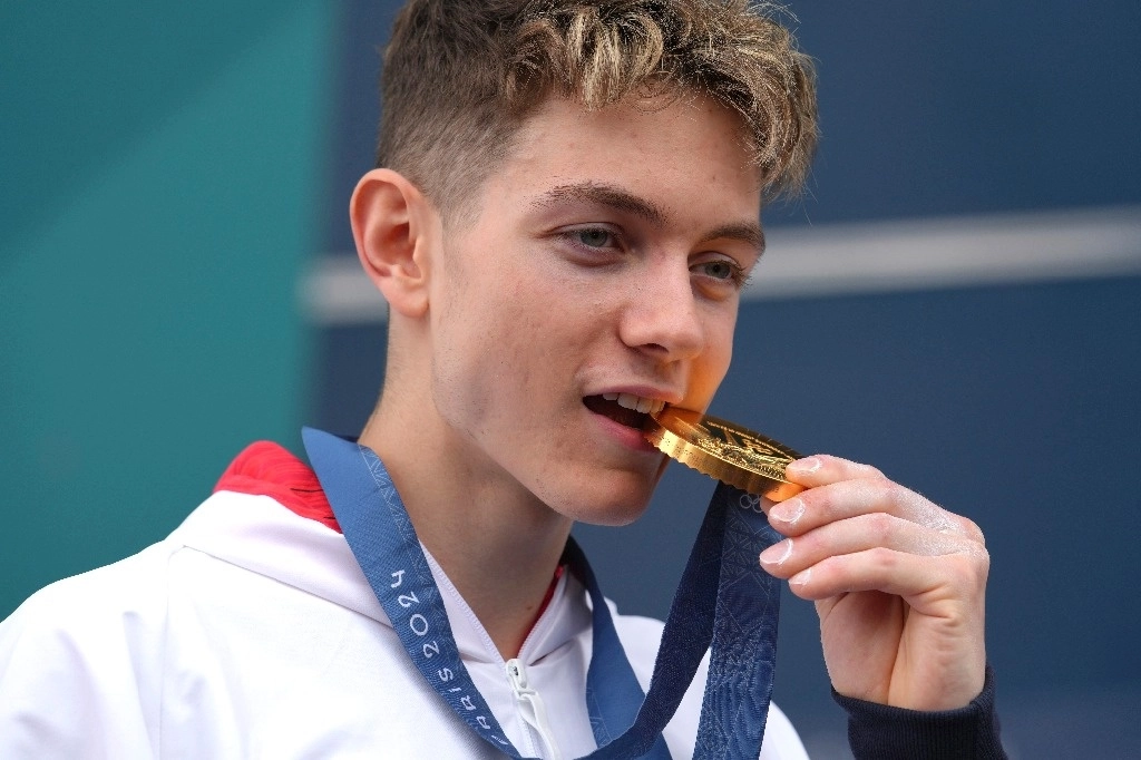El británico, Toby Roberts, se proclamo campeón olímpico en escalada deportiva con una puntuación de 155.2 puntos en las modalidades de búlder y dificultad. Foto Ap