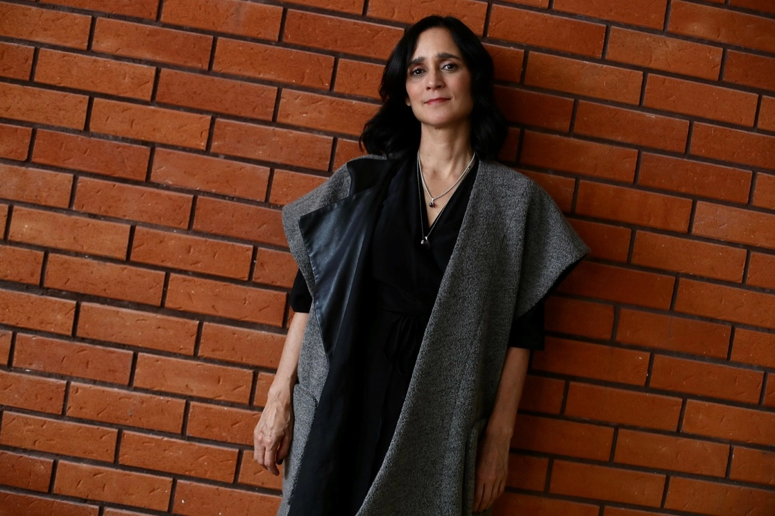Radicada en Argentina, la compositora, cantante y multinstrumentista mexicana Julieta Venegas no olvida Tijuana ni la gastronomía del país. De visita en la CDMX para promocionar ‘En tu orilla’, su tercer sencillo del álbum que lanzará a finales de año, cuenta a ‘La Jornada’ cómo la poesía del chileno Raúl Zurita la inspiró a escribir durante la pandemia. Foto Yazmín Ortega
