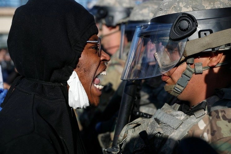 Un manifestante grita a elementos de la Guardia Nacional que acudieron a Minneapolis, Estados Unidos para contener las protestas por la muerte de George Floyd. Foto Ap