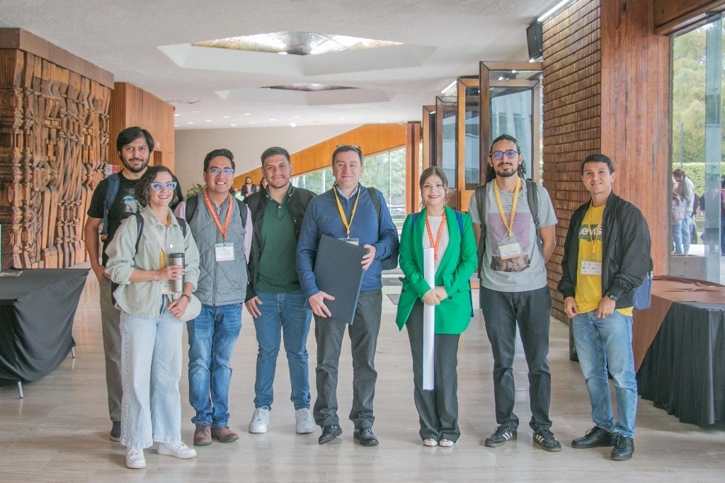 Al centro, Laurent Loinard, científico del Instituto de Radioastronomía y Astrofísica de la UNAM. Foto cortesía del docente