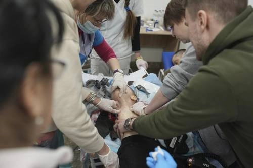 Médicos tratan de salvar la vida de un pequeño de 18 meses, herido durante un bombardeo en Mariupol. Foto Ap
